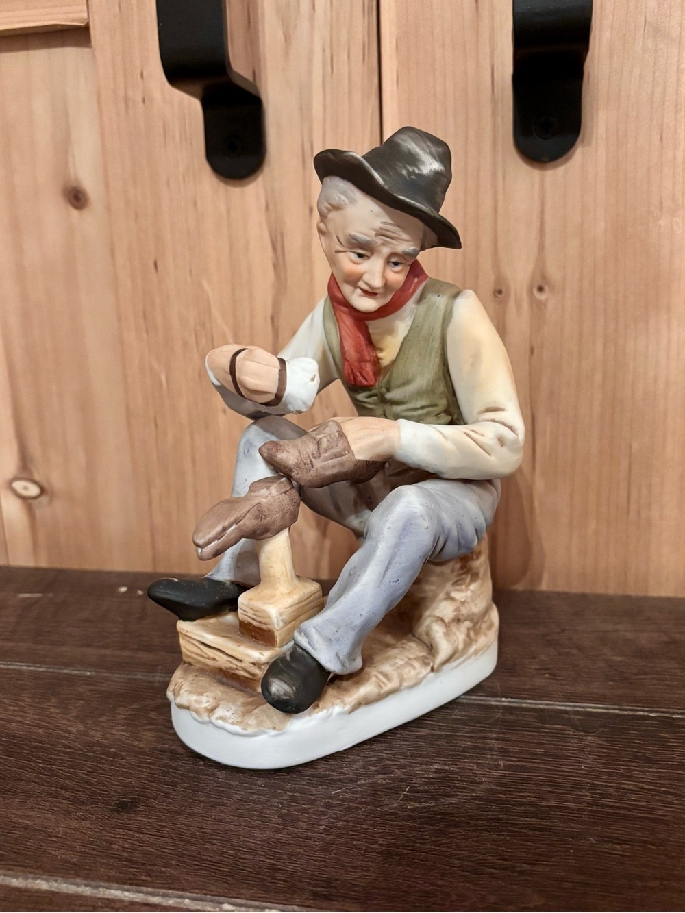 vintage HOMCO / Home Interiors shoe-shine man (cobbler) figurine